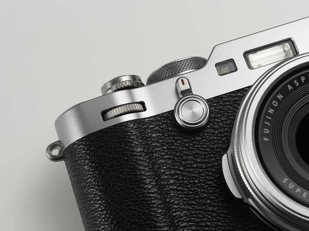 Fujifilm X100F camera becomes official with 24.3MP sensor